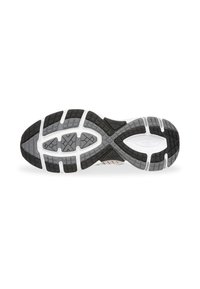 Suela de zapatilla deportiva en negro y gris que presenta un acabado de goma texturizado, patrones de relieve claramente definidos y una entresuela blanca prominente.