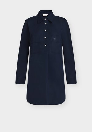 Rochie cămașă bleumarin cu mâneci lungi, guler ascuțit, cinci nasturi albi în față, două buzunare la piept și tiv drept.