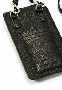 Czarna teksturowana skórzana torba na telefon z przednią kieszenią na karty, srebrnymi akcesoriami i odpinanym paskiem. Kompaktowy i funkcjonalny design.