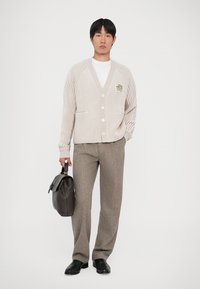 Filling Pieces Pulover - atmosphere