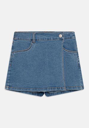Blå denim skort med forlommer, bæltestropper og lukning med metallknap, lagt fladt på en hvid baggrund.