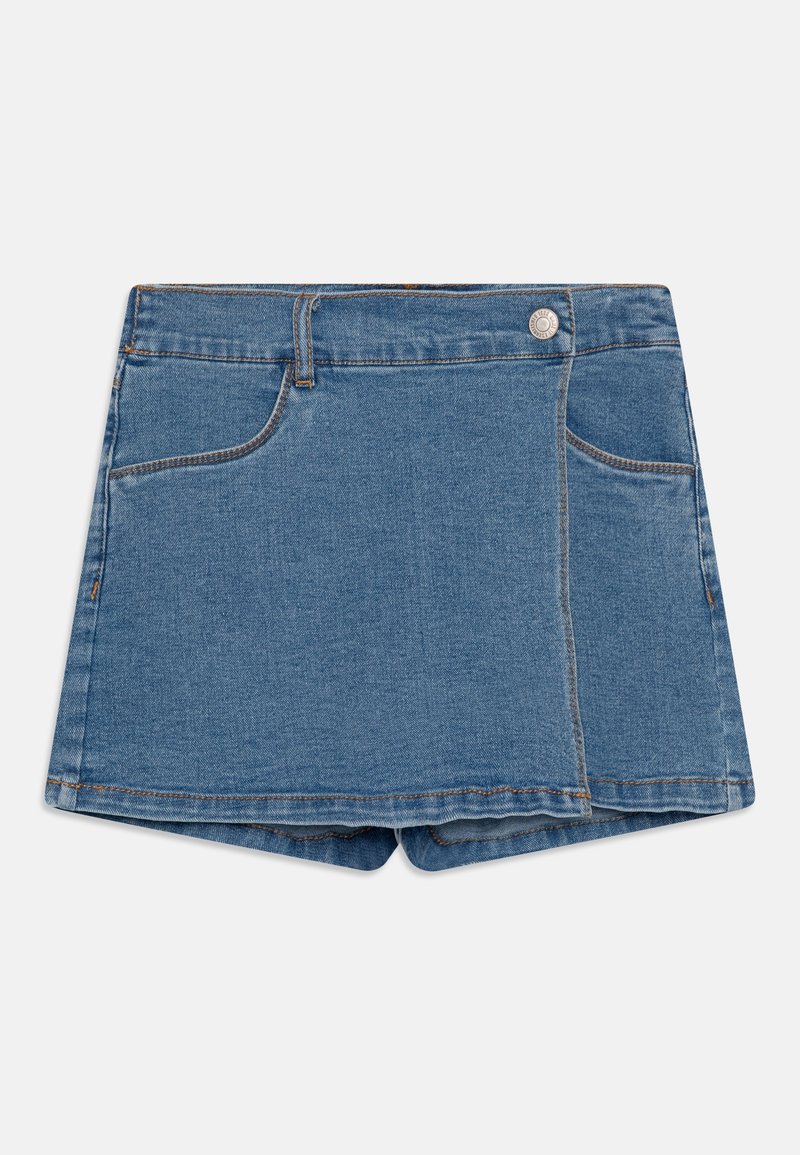Jupe-short en denim bleu avec poches avant, passants pour ceinture et fermeture par bouton métallique, posée à plat sur un fond blanc.