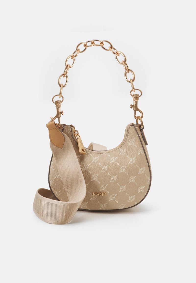 Borsa a spalla beige con superficie decorata, manico a catena dorata e tracolla in tessuto rimovibile. Chiusura con cerniera e logo sul davanti.