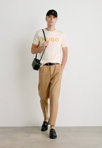 HUGO DULIVIO - Potiskana majica - light beige