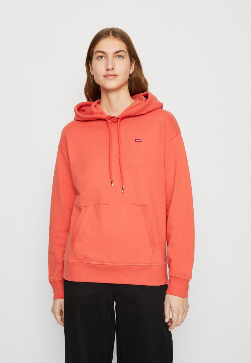 Hoodie corallo realizzato in tessuto morbido, con tasca frontale, cappuccio regolabile con coulisse e piccolo logo rosso sul petto.