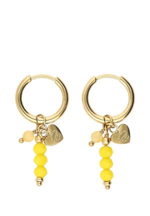 Pendientes de aro dorados con tres cuentas amarillas, una cuenta beige texturizada y un pequeño colgante de corazón dorado grabado con un mensaje.