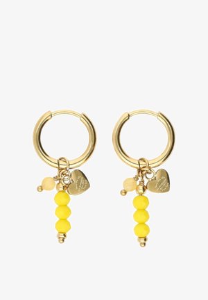 Pendientes de aro dorados con tres cuentas amarillas, una cuenta beige texturizada y un pequeño colgante de corazón dorado grabado con un mensaje.