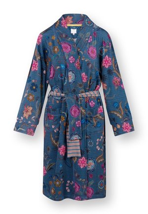 Blauwe bloemenrobe met roze, paarse en bruine bloemen, lange mouwen, twee voorzakken en een gestreepte strikceintuur.