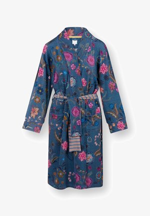 Blauwe bloemenrobe met roze, paarse en bruine bloemen, lange mouwen, twee voorzakken en een gestreepte strikceintuur.