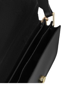Borsa a tracolla in pelle nera con finitura liscia, dotata di una chiusura in metallo dorato e numerosi scomparti interni rivestiti in morbido tessuto.