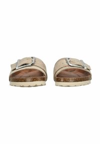 Sandales en nubuck tan à glissière avec une large sangle et une boucle métallique. Semelle légère avec un motif texturé pour une meilleure adhérence.