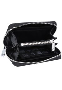 Portafoglio zip nero realizzato in materiale testurizzato, con hardware zip argentato, più scomparti per carte e un compartimento con zip per le monete.