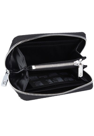 Cartera con cremallera negra hecha de material texturizado, con herrajes de cremallera plateados, múltiples ranuras para tarjetas y un compartimento con cremallera para monedas.