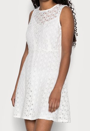 Biała sukienka bez rękawów z kwiatowym wzorem z koronki oraz dopasowanym gorsetem przechodzącym w rozkloszowaną spódnicę. Okrągły dekolt i fakturowane wykończenie.