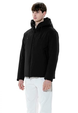 Schwarze Daunenjacke mit großer Kapuze, vorderer Knopfverschluss und Kordelzug. Hergestellt aus glattem Material, mit seitlichen Taschen und langen Ärmeln.