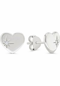 Orecchini a perno a forma di cuore in argento, con un piccolo gemstone trasparente incastonato in un design a raggio di sole su ciascun lato del cuore.
