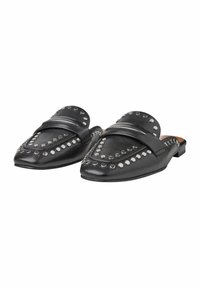 Svarta lädermules med spetsig tå, platt sula och dekorativa silvernitar som omger den övre designen. Har en slät textur och är i slip-on stil.