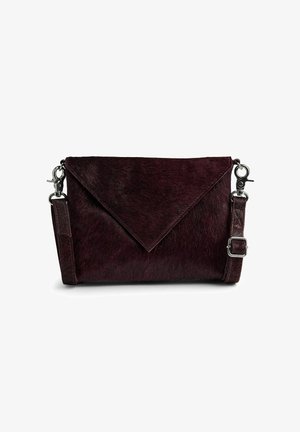 Burgunderfärgad handväska i texturerad päls med en kuvertformat lock. Utrustad med silverfärgad hårdvara och ett avtagbart, justerbart band.