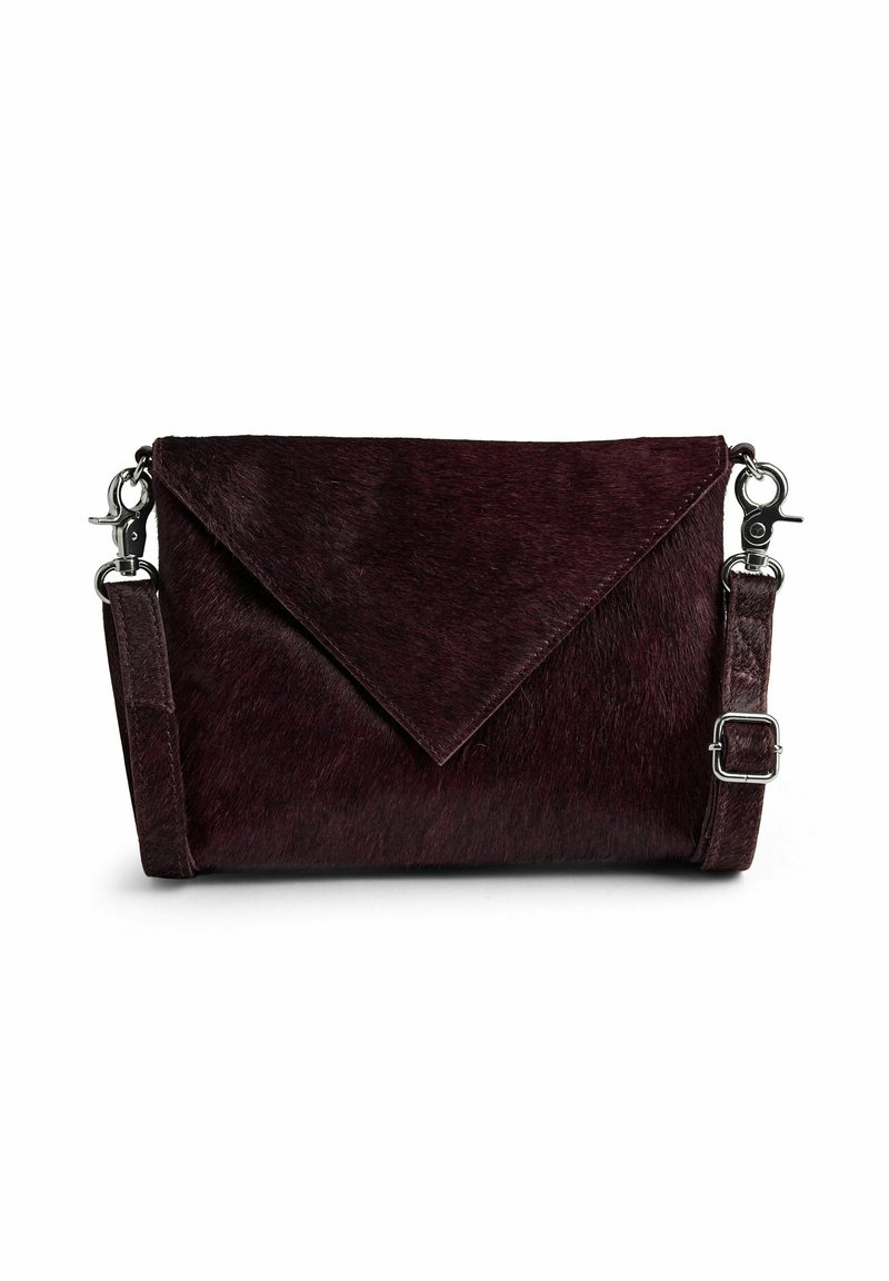 Borsa bordeaux realizzata in pelle sintetica texturizzata con pattina in stile busta. Presenta hardware in argento e una tracolla rimovibile e regolabile.