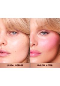 Due ritratti affiancati mostrano la pelle con e senza trucco. Sinistra: texture della pelle naturale, colore minimo. Destra: pelle liscia e illuminata con blush rosa.