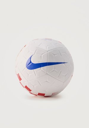 Minge de fotbal albă cu sigla Nike albastră și modele geometrice roșii pe fundal simplu.