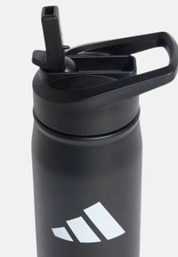 Zwarte roestvrijstalen waterfles met een matte afwerking, geïntegreerd zwart handvat en een brede mondopening, met een wit logo.