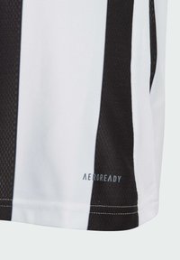 Schwarz-weiße gestreifte Sporttrikots mit strukturiertem Stoff. "AEROREADY" Branding nahe dem unteren Saum. Leichtgewichtiger, athletischer Schnitt.