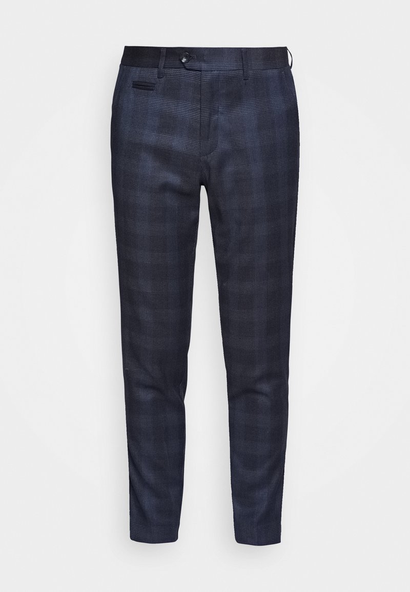 Pantalon slim bleu marine avec un motif à carreaux subtil, bouton sur le devant, passants pour ceinture et poches latérales sur fond uni.