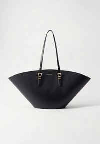 Sac cabas en cuir noir avec une forme large et triangulaire. Il possède deux longues anses avec des ferrures dorées et un branding minimaliste à l'avant.