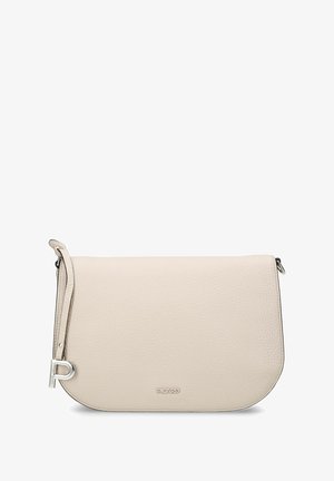 Beige strukturierte Leder-Umhängetasche mit gewölbtem Boden, schmalem Riemen und kleinem metallischem "P"-Anhänger am Ende des Riemens.