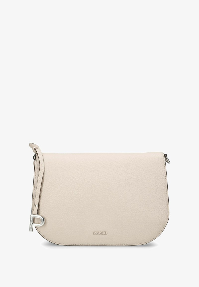 Beige strukturierte Leder-Umhängetasche mit gewölbtem Boden, schmalem Riemen und kleinem metallischem "P"-Anhänger am Ende des Riemens.