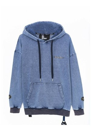Sudadera de mezclilla en azul claro, con un bolsillo frontal, cordones ajustables y un dobladillo y puños de manga en azul oscuro contrastante.