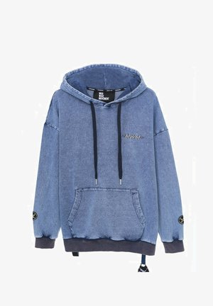 Sudadera de mezclilla en azul claro, con un bolsillo frontal, cordones ajustables y un dobladillo y puños de manga en azul oscuro contrastante.