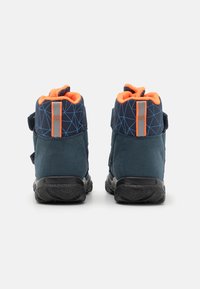 Scarpe high-top blu e nere con accenti arancioni, caratterizzate da un motivo geometrico, cinturini in velcro e suole in gomma testurizzata.