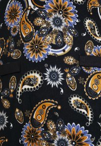 Tissu noir avec un motif paisley comportant des designs floraux en orange, bleu et blanc. Comprend des détails complexes et des formes variées tout au long.