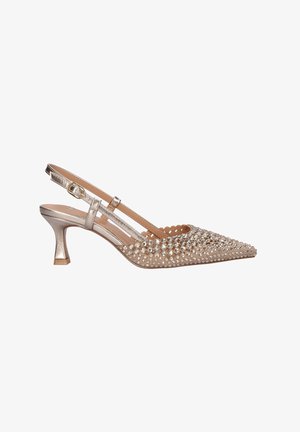 Zapato con tacón kitten y tira trasera en champán metálico, con punta adornada con grandes y pequeños brillantes de strass.