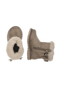 Botas de tobillo de ante marrón con forro de piel sintética, cremallera lateral y suela de goma texturizada; cuentan con punta redonda y un tirador decorativo.