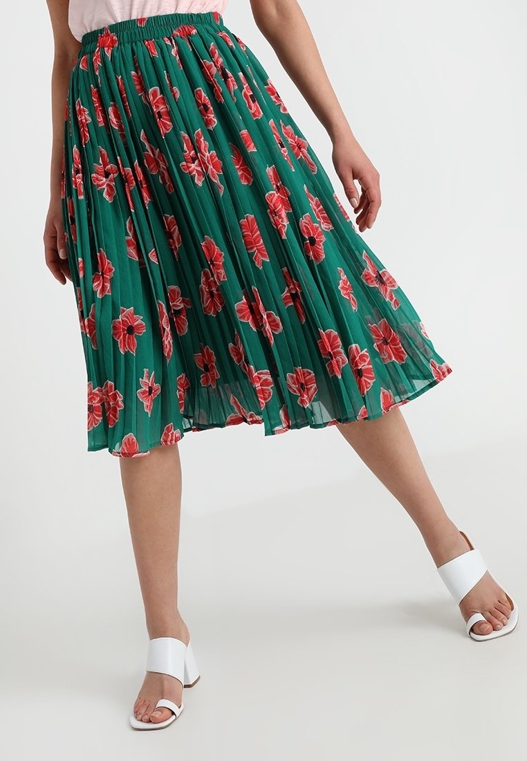 Gonna midi plissettata verde con motivo floreale rosso, dotata di una vita elastica e di un design fluido. Tessuto morbido con una leggera texture.