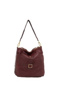 Borsa a mano in pelle marrone con una texture morbida, hardware dorato, chiusura con zip e un accento decorativo quadrato con borchie sulla parte anteriore.