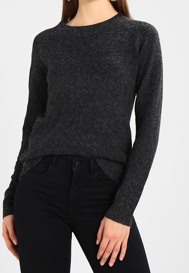Dunkelgrauer Strickpullover mit rundem Halsausschnitt, langen Ärmeln, strukturierter Oberfläche und lockerer Passform, kombiniert mit schwarzen Jeans.