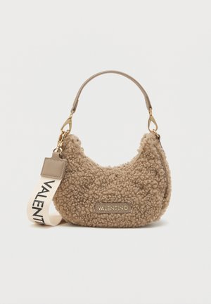 Bolsa de mão texturada castanha, feita de material felpudo, apresentando uma forma curva, uma alça curta e uma alça removível com "VALENTINO" impresso.