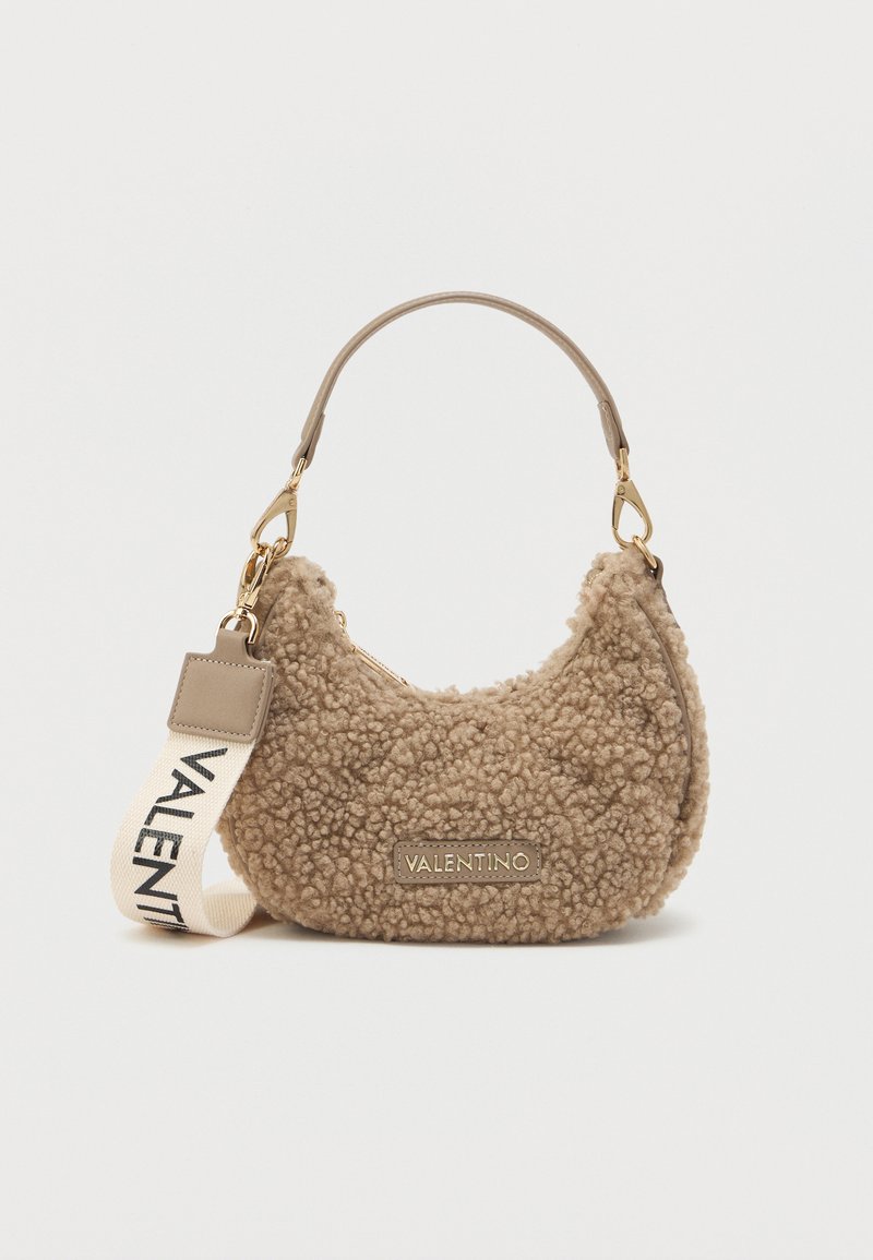 Brūna teksturēta rokassoma, kas izgatavota no mīksta materiāla, ar izliekštu formu, īsu rokturi un noņemamu siksnu, uz kuras ir uzdrukāts "VALENTINO".