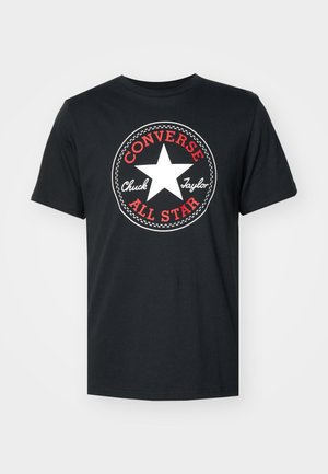 Zwarte katoenen t-shirt met een ronde grafiek met een witte ster en rode tekst "CONVERSE Chuck Taylor ALL STAR." Ronde halsontwerp.