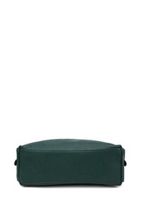 Borsa in pelle verde strutturata con forma arrotondata e base piatta; presenta accentuazioni cucite e bordi lisci. Nessuna ferramenta visibile.