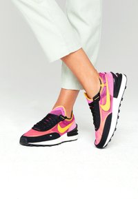 Nike Sportswear W NIKE WAFFLE ONE - Sapatilhas - active fuchsia/universe gold/black/coconut milk/metallic silver/orange