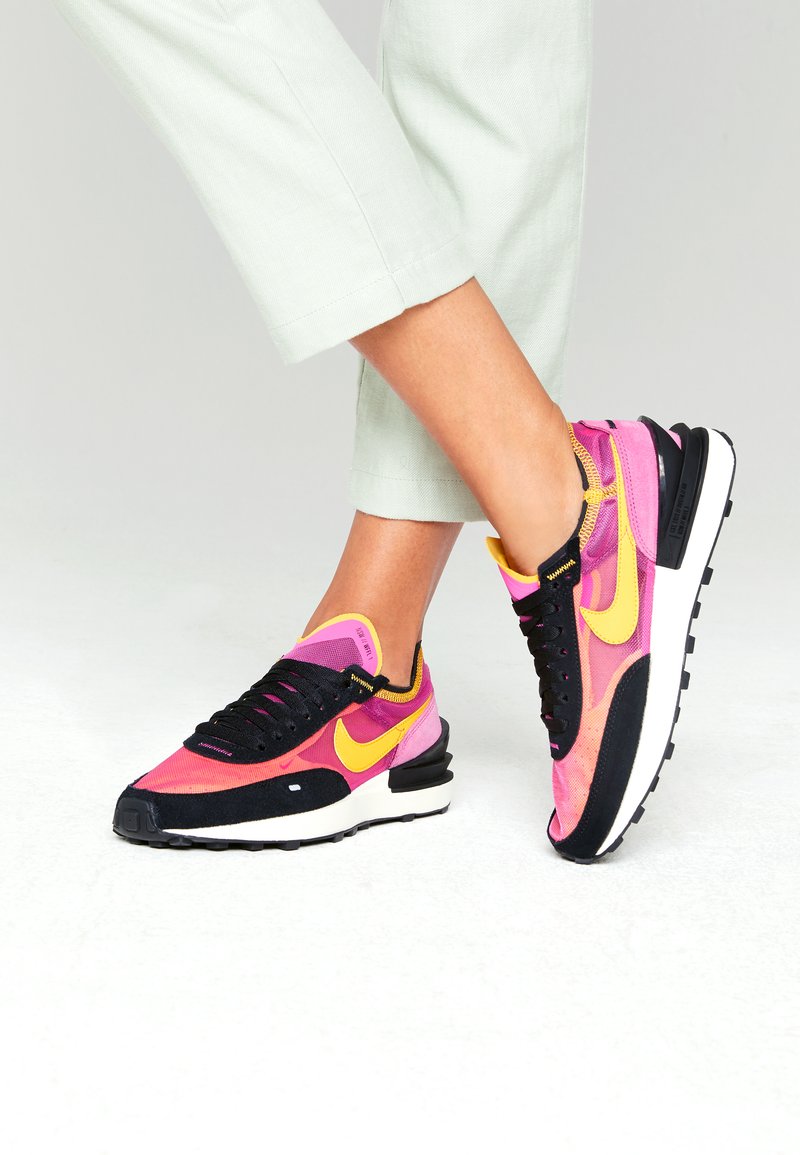 Nike Sportswear W NIKE WAFFLE ONE - Sapatilhas - active fuchsia/universe gold/black/coconut milk/metallic silver/orange