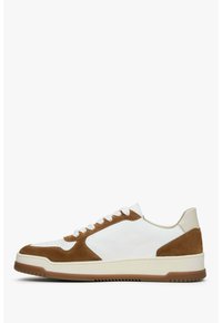 Białe sneakersy z brązowymi zamszowymi akcentami, z perforowanym noskiem, białym sznurowanym designem i grubą gumową podeszwą. Czysty i nowoczesny kształt.