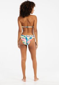 Multikleurige bikini set met een strapless top en hoge broekjes. De stof heeft een tropisch bladerenpatroon met levendige tinten blauw, roze en geel.