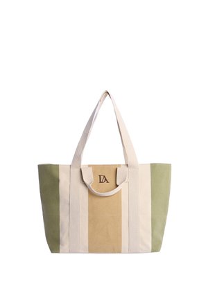 Bolsa tote de lona con rayas verticales en beige, amarillo y verde, asas en crema y un pequeño logo monograma en el centro frontal.