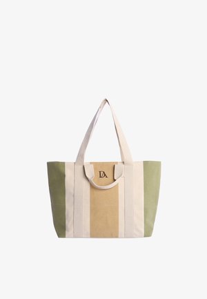 Bolsa tote de lona con rayas verticales en beige, amarillo y verde, asas en crema y un pequeño logo monograma en el centro frontal.